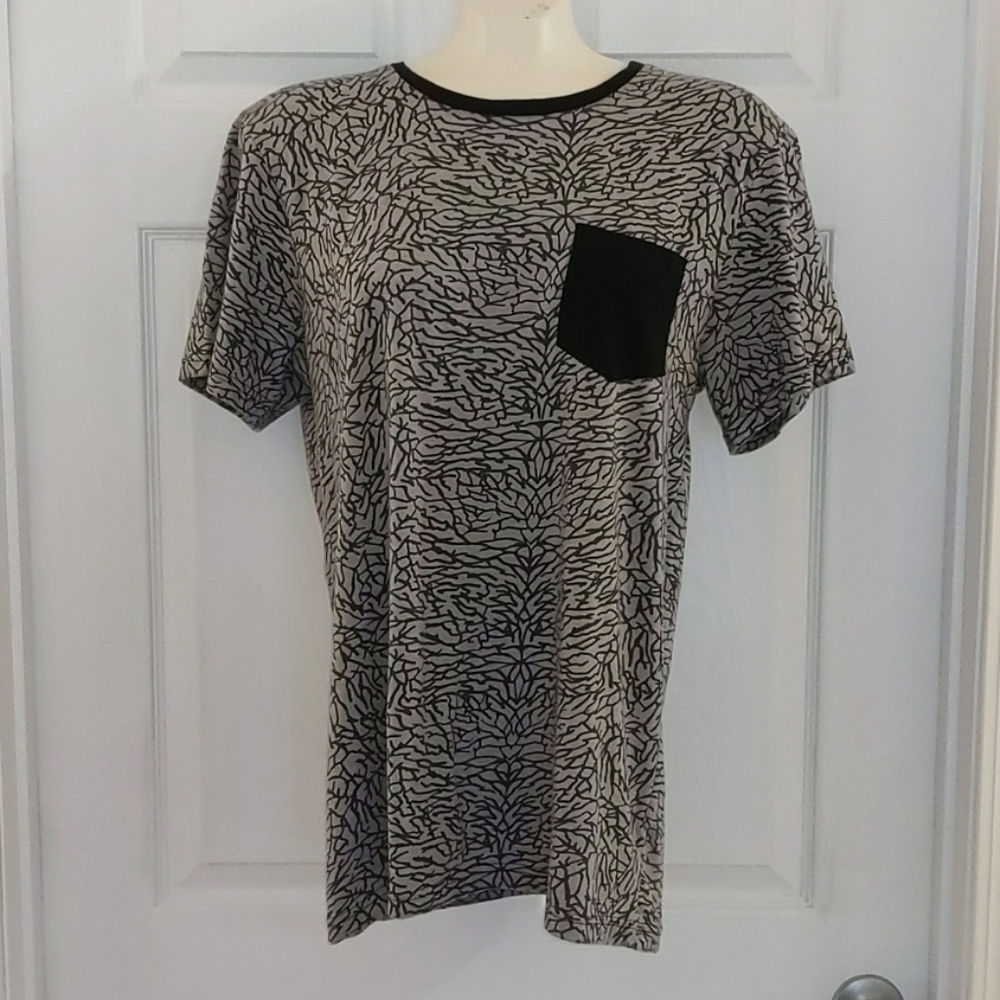 Carbon crackle print grey & black one pocket tee L